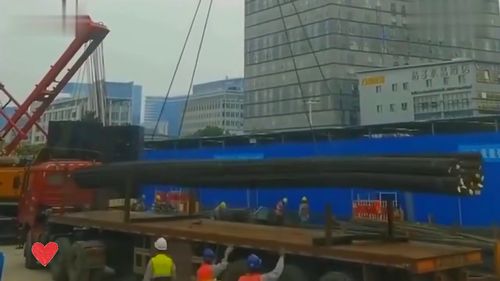 在工地上搬运这种钢筋,需要用到大型吊车,这一个吊钩就好几十斤